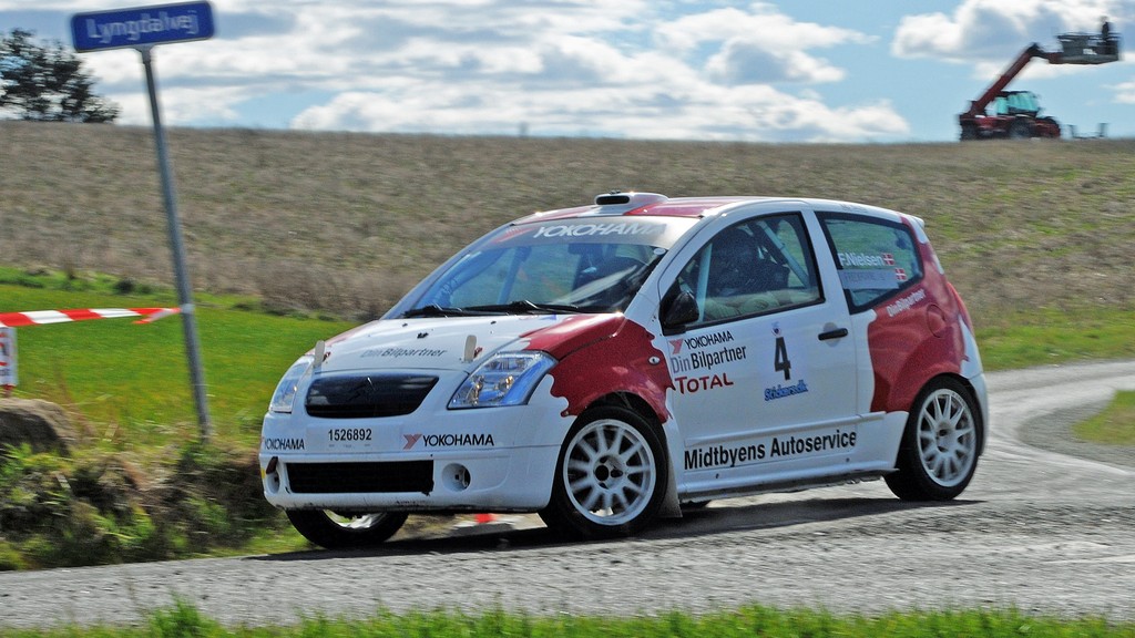 Frank Nielsen med datteren Frederikke kunne efter fire heat køre hjem fra med en 1. plads fra Horsens Automobil & Motor Klubs 100-års jubilæumsrally
(Foto: rallypics.dk – Viggo Johansen)